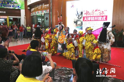中国侨网来自德国、马来西亚、英国、澳大利亚的近百名海外华裔青少年赴津体验中华文化。（图片来源：北方网）