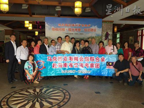 中国侨网林秋雅（左十）和考察团成员合影 （马来西亚《星洲日报》）