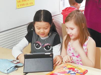 中国侨网芬兰赫尔辛基美湾学校的二年级学生在做中国文化抢答题。  　　本报记者 管克江摄