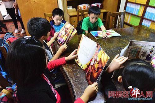 中国侨网袁建平将一千余册学习工具书，捐赠给阿根廷侨联中文学校图书室。 （阿根廷华人网）