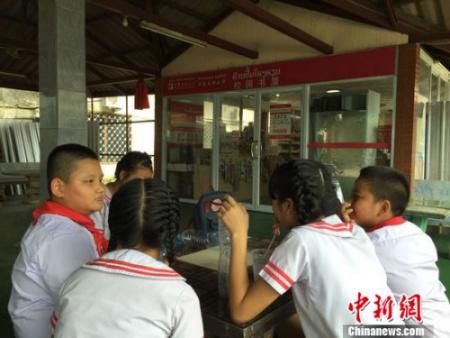 中国侨网资料图:学生嬉戏。(齐彬 摄)