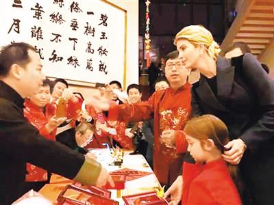 中国侨网图为在中国驻美使馆活动中,伊万卡·特朗普和女儿阿拉贝拉参观中国的传统工艺。资料图片