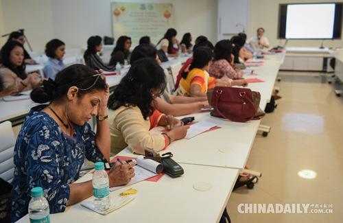 中国侨网4月15日，在印度孟买大学季羡林研究中心，参加汉语教师培训工作坊的印度汉语教师在课上做笔记。