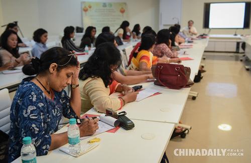 中国侨网4月15日,在印度孟买大学季羡林研究中心,参加汉语教师培训工作坊的印度汉语教师在课上做笔记。