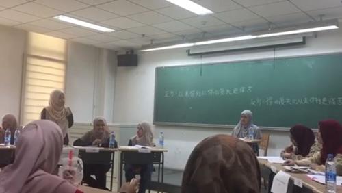 中国侨网辩论赛视频截图。(马来西亚《诗华日报》资料图)