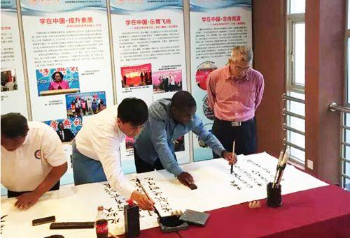 中国侨网安哥拉等国留学生展示书法学习成果。