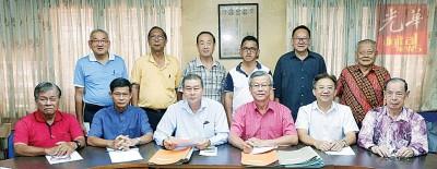 中国侨网李官仁（前左3）等呼吁大马教育部将“维修拨款”改为“维修与建校拨款”。 （马来西亚《光华日报》）