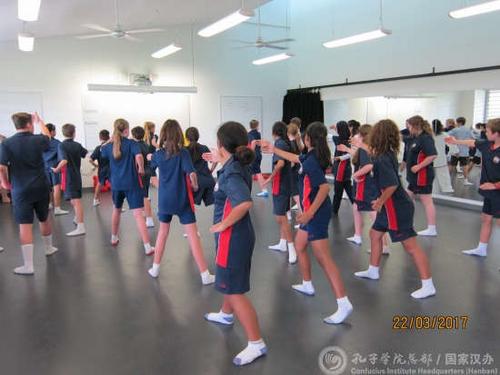 中国侨网学生们跟着昆士兰科技大学孔院中方院长林晓雯及教师学习太极拳。