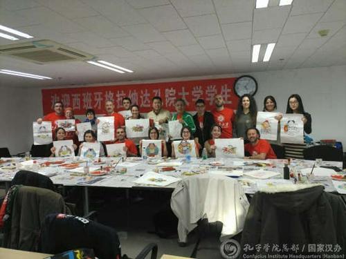 中国侨网学员体验“雕版印刷”与“年画填色”中国传统技艺