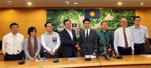 中国侨网张盛闻(右四)和王鸿财(左四)在华小教育改革方案新闻发布会上握手合影。 (马来西亚《星洲日报》)