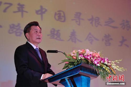 中国侨网4月20日,2017年中国寻根之旅——“一带一路”主题春令营“大联欢”在上海举行,中国国务院侨办副主任李刚与来自泰国、菲律宾、德国等23个国家和地区的500多名华裔青少年共同欢庆,并寄予了殷切希望。他提出,华裔青少年们要坚定文化自信,融通中外文明;坚定民族自信,助力中华复兴;坚定时代自信,锐意创新创业,在创新创业浪潮中创造新事业、成就个人梦想。中新社记者 张亨伟 摄