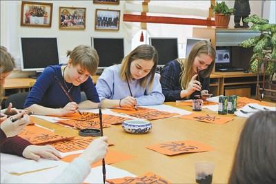 中国侨网俄罗斯喀山联邦大学孔子学院的学生正在练习中国书法。 　喀山联邦大学孔子学院供图