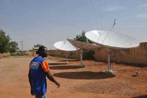 中国侨网中国制造的电视信号接收装置让尼日利亚北部小城道拉的居民看上了数字电视(摄影 张保平)