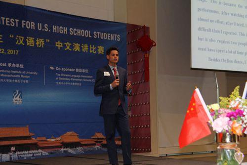 中国侨网图为参加4月22日在麻州大学举办的“汉语桥”中文比赛的选手，来自新泽西州的翔力觅(Liam Schenk)。