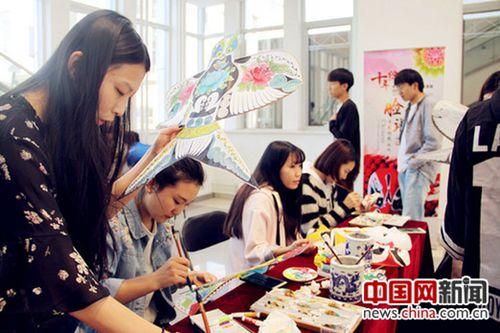 中国侨网活动当天，校园里举行系列中国文化体验活动。