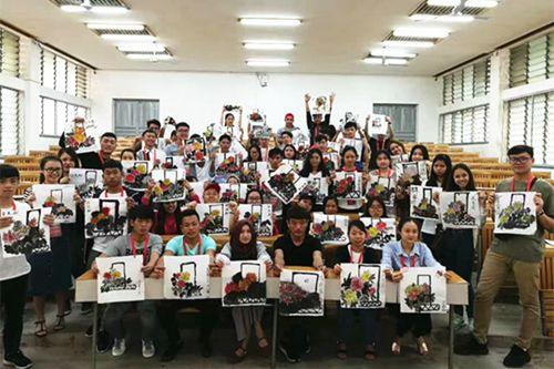 中国侨网学生参加国画实践课。