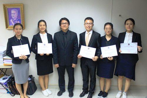 中国侨网曼松德大学主管校长威隆，为曼松德孔院全体志愿者教师颁发证书。