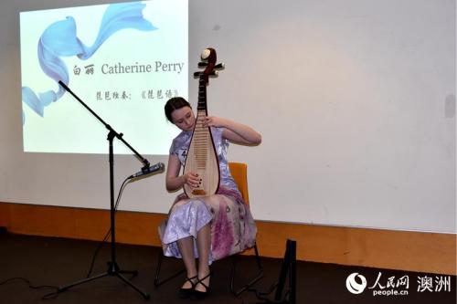 中国侨网来自澳大利亚国立大学的白丽在比赛上演奏琵琶（摄影 王思琪）