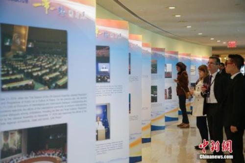 中国侨网资料图:当地时间5月8日,“加强国际合作,实现共赢发展——‘一带一路’图片展”在纽约联合国总部拉开帷幕。中国常驻联合国代表刘结一、联合国常务副秘书长阿米纳以及40多个国家常驻代表出席开幕式。图为常驻代表参观展览。 中新社记者 廖攀 摄