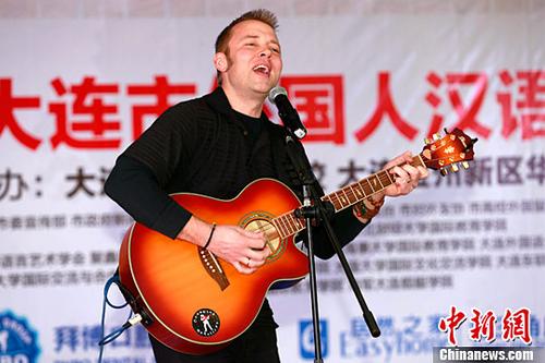 中国侨网资料图:各国选手在大连市外国人汉语才艺大赛舞台上比拼才艺。(中新社记者 杨熙良 摄)