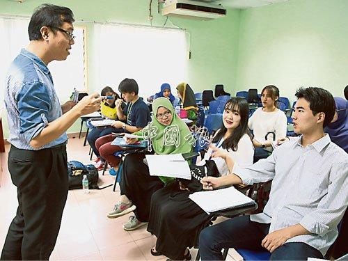 中国侨网来自日韩泰的国际交换生和大马非华学生一起向刘树佳学习汉语。（马来西亚《中国报》/杨淦翔 摄）