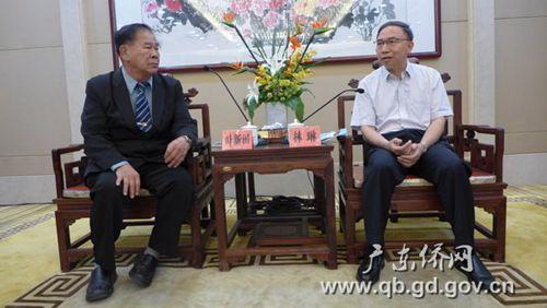 中国侨网林琳(右)与叶新田一行交流。