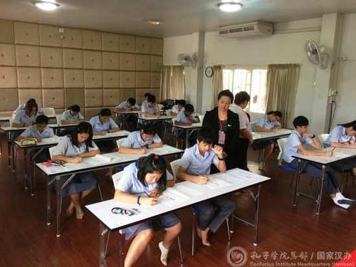 中国侨网考生在考场认真作答。