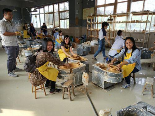 中国侨网景德镇学习制陶。