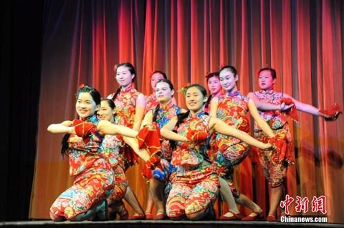 中国侨网当地时间5月21日，第十六届“汉语桥”世界大学生中文比赛德国区预选赛在法兰克福举行。图为法兰克福东方舞蹈学校表演开场舞《开门红》。中新社记者 彭大伟 摄