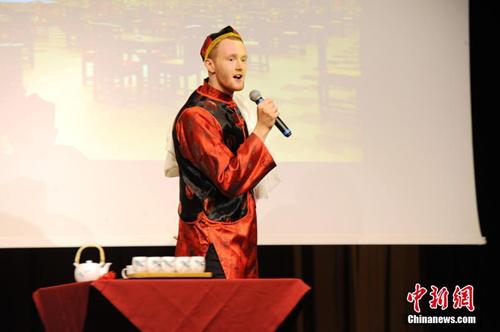 中国侨网当地时间5月21日，第十六届“汉语桥”世界大学生中文比赛德国区预选赛在法兰克福举行。图为选手何言（Ian Hillesheim）演唱《前门情思大碗茶》。中新社记者 彭大伟 摄