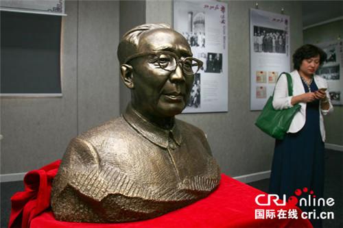 中国侨网当地学生与郭沫若半身铜像合影。