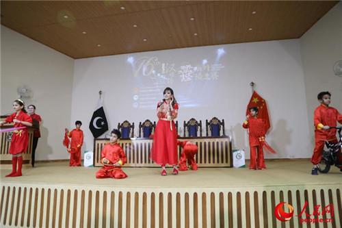 中国侨网图为参赛选手展示才艺(人民网记者 徐伟 摄)