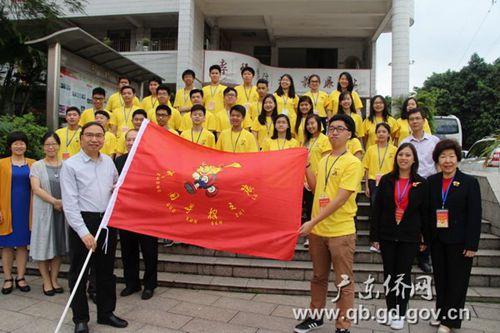 中国侨网林琳向营员授旗。