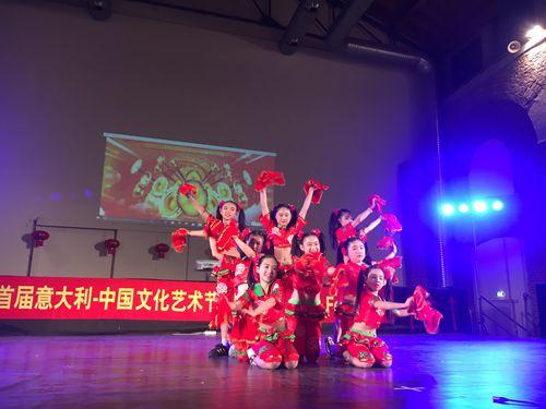 中国侨网米兰龙甲中文学校少儿舞蹈队表演节目。