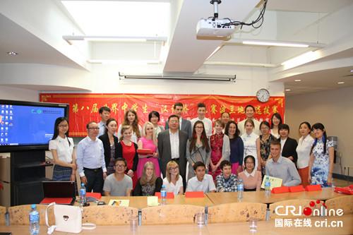 中国侨网获奖选手与辅导老师和评委合影。(汤黎 摄)