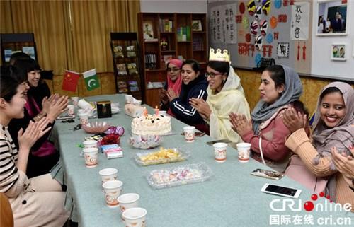 中国侨网巴基斯坦学员过生日。
