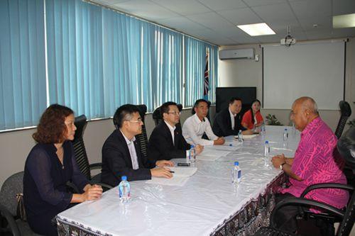 中国侨网华侨大学代表团与斐济国防部部长Inoke Kubuabola（右一）座谈交流。