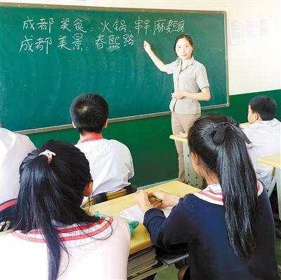 中国侨网成都女教师给老挝孩子介绍天府文化