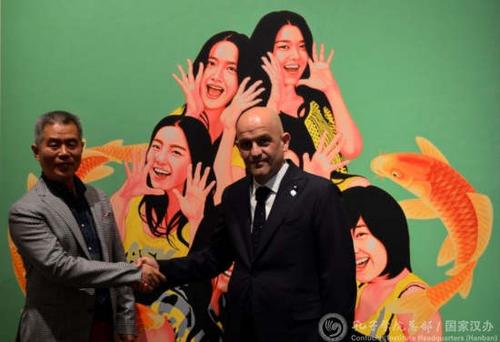 中国侨网圣马力诺文化部部长波代斯基在画展开幕式上。
