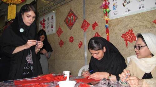 中国侨网喜欢剪纸的伊朗女孩。