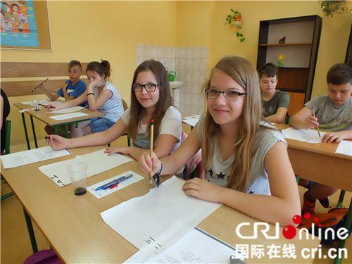 中国侨网第一次写毛笔字。