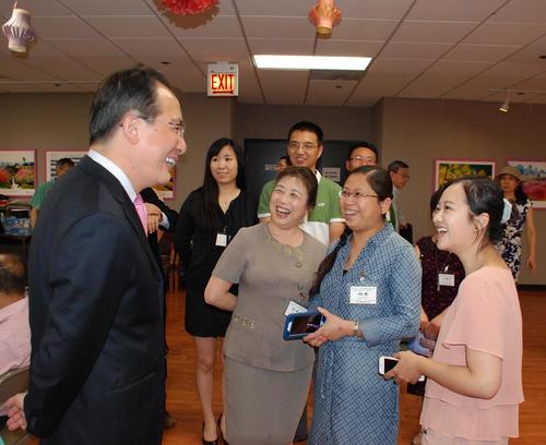 中国侨网当地时间6月3日，美国中西部华文教育研讨会在芝加哥举行。图为洪磊总领事与参加会议的老师们亲切交谈。（美国《芝加哥华语论坛》/张大卫 摄）