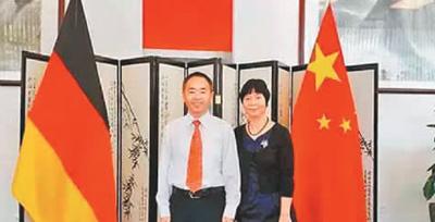 中国侨网图为陈薇和丈夫董明。 　　来源：《重庆日报》