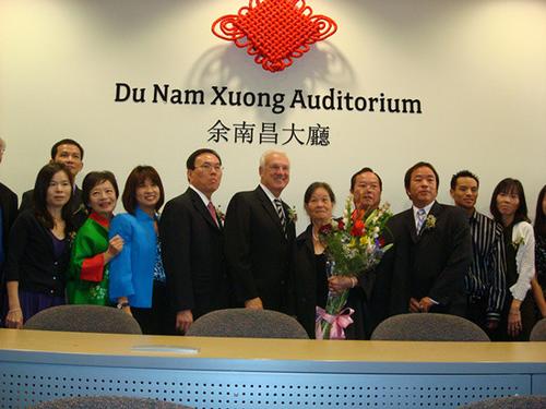 中国侨网余建强(前排左四)及其家族一直热心公益,“孔子学院”以他父亲名字余南昌命名的大厅。(美国《世界日报》/余建强提供)