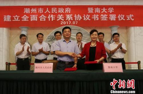 中国侨网暨南大学和潮州市12日签署协议全面合作。　陈启任　摄