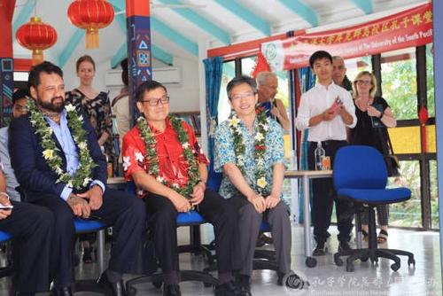 中国侨网嘉宾们在库克群岛孔子课堂。(国家汉办网站图片)
