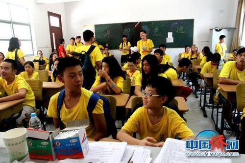 中国侨网图为华裔青少年在江苏扬州诵读古典名著。　崔佳明　摄