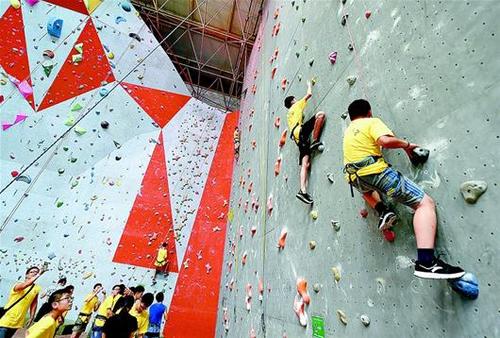 中国侨网图为孩子们在中国地质大学（武汉）进行攀岩训练。