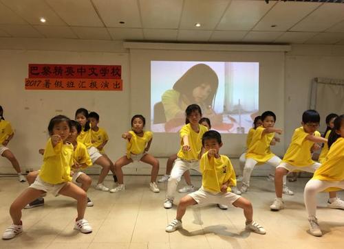 中国侨网学生表演中国武术。（法国《欧洲时报》/步潇潇 摄）