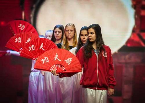 中国侨网比利时中学生在“汉语桥”闭营仪式上表演功夫扇。